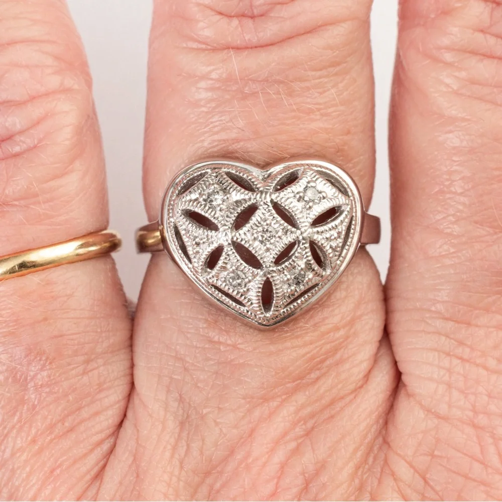 Heart shaped concave ring filigree, etching & small diamonds & sterling silver 8 - Picture 8 of 16